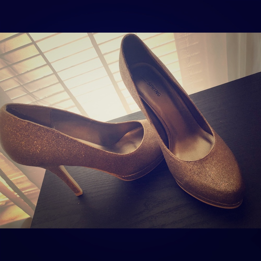 Gold shiny shoes in great shape